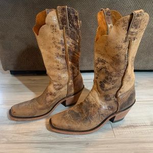 Justin’s Women’s distressed Wildwood Boots. Size 10